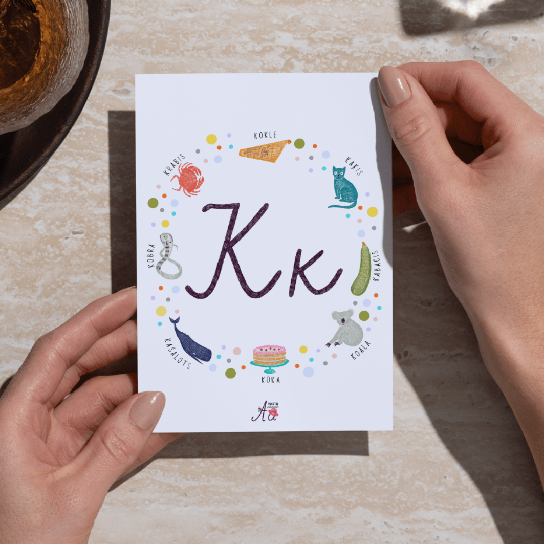 Alfabēta kartīte ar burtu K un krāsainām ilustrācijām bērniem, apsveikuma kartīte.