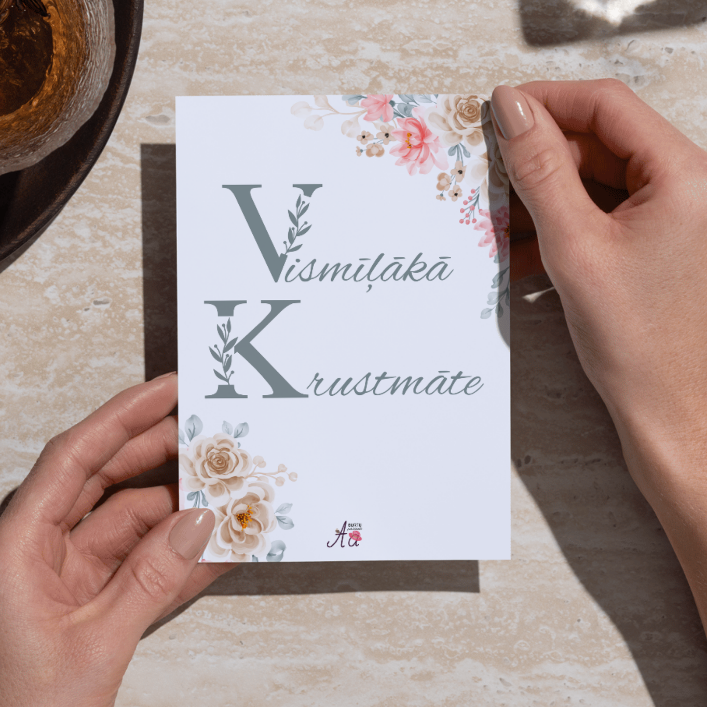 Sirsnīga kartīte krustmātei ar maigu dizainu.