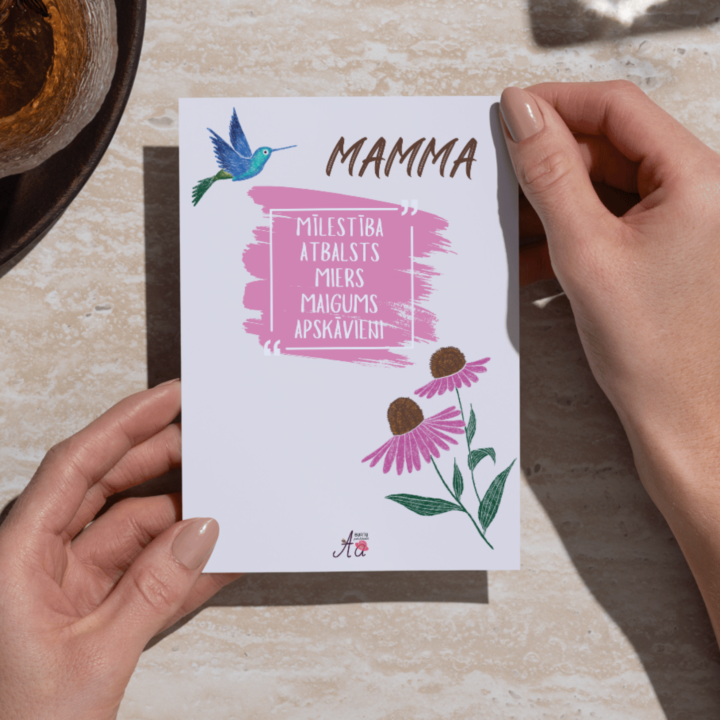 Mīlestības pilna apsveikuma kartīte, lai izteiktu pateicību, rūpes un siltumu, ko mamma sniedz katru dienu.