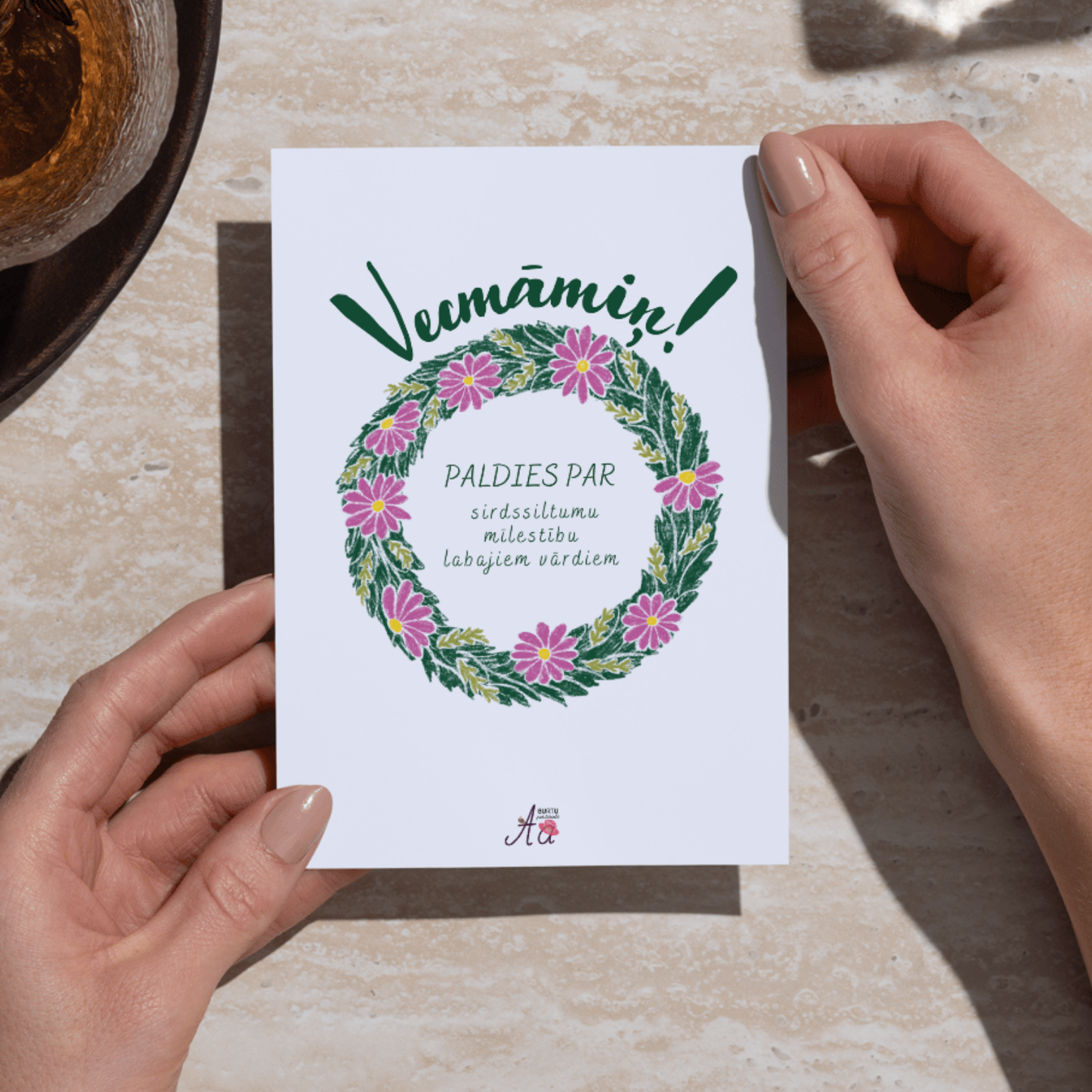 Apsveikuma kartīte vecmāmiņai ar sirsnīgu dizainu.