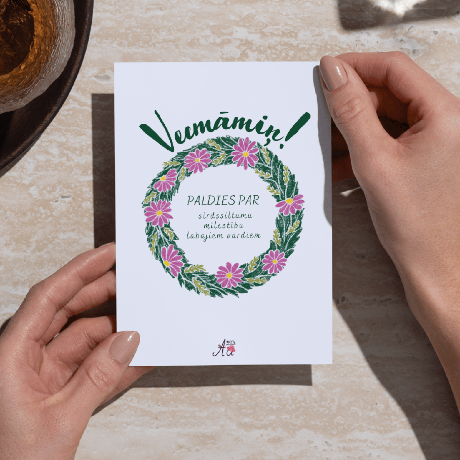 Apsveikuma kartīte vecmāmiņai ar sirsnīgu dizainu.