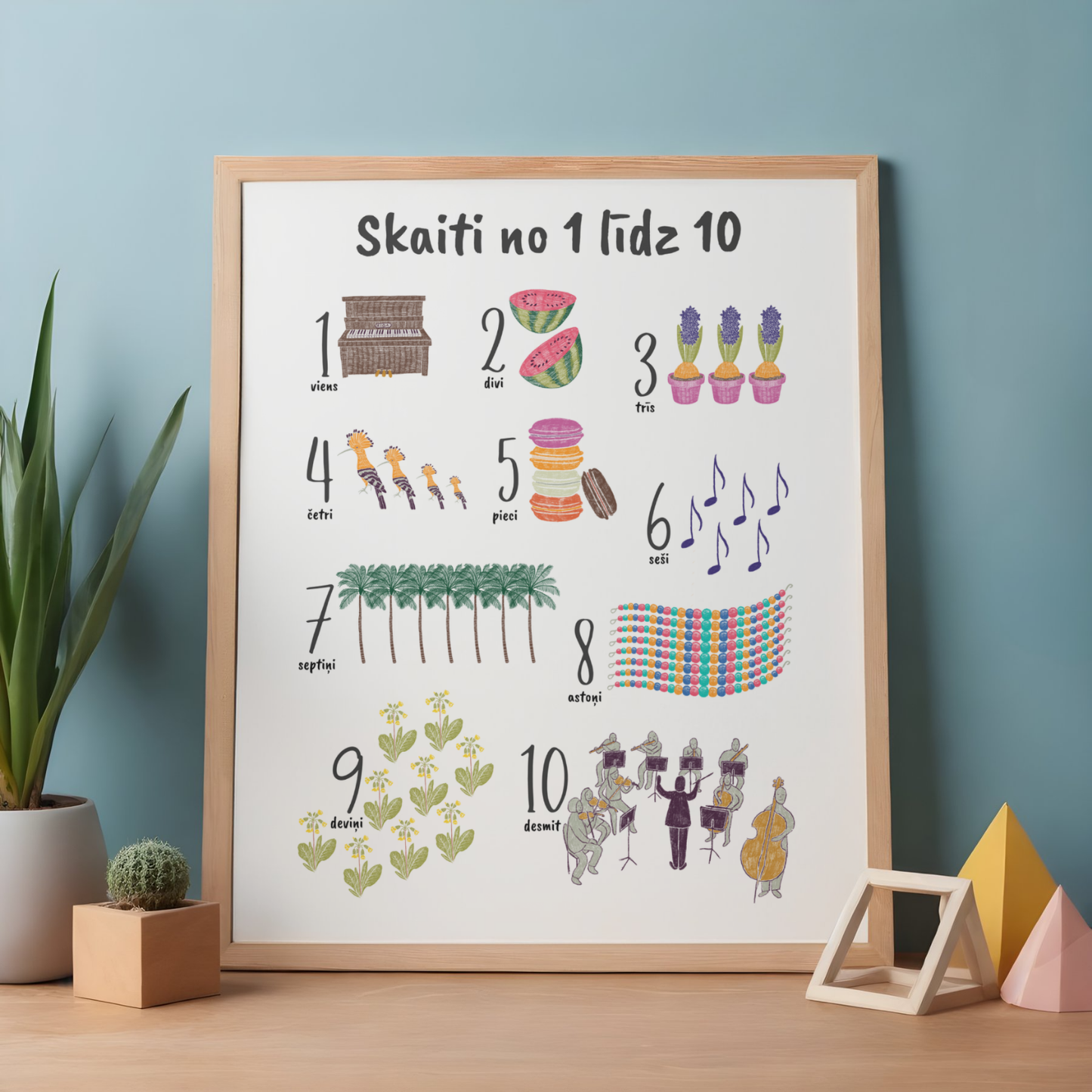 Ciparu plakāts "Skaiti no 1 līdz 10" koka rāmī uz plaukta, plakāts latviešu valodā. Izzinošs materiāls bērniem, unikāls interjera elements bērnistabai.