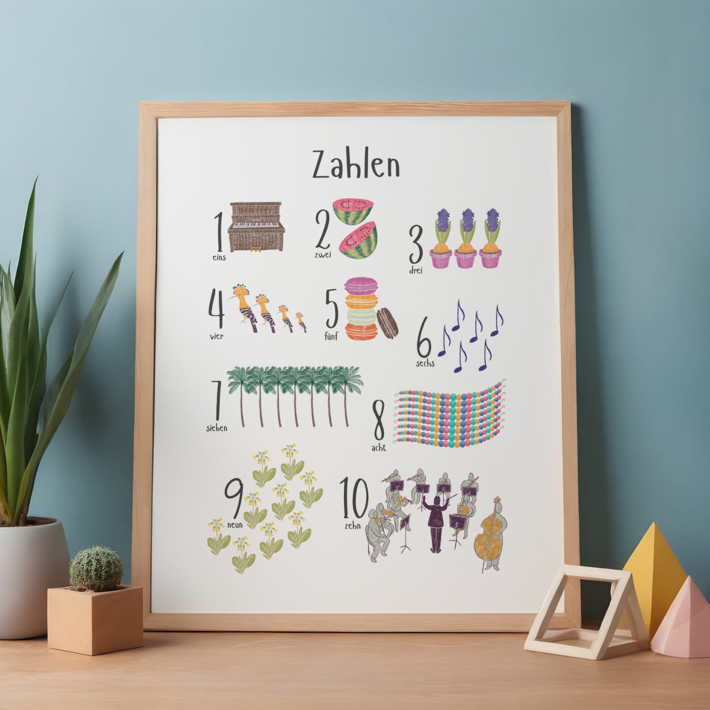 Ciparu plakāts "Skaiti no 1 līdz 10" koka rāmī uz plaukta, plakāts vācu valodā. Izzinošs materiāls bērniem, unikāls interjera elements bērnistabai.