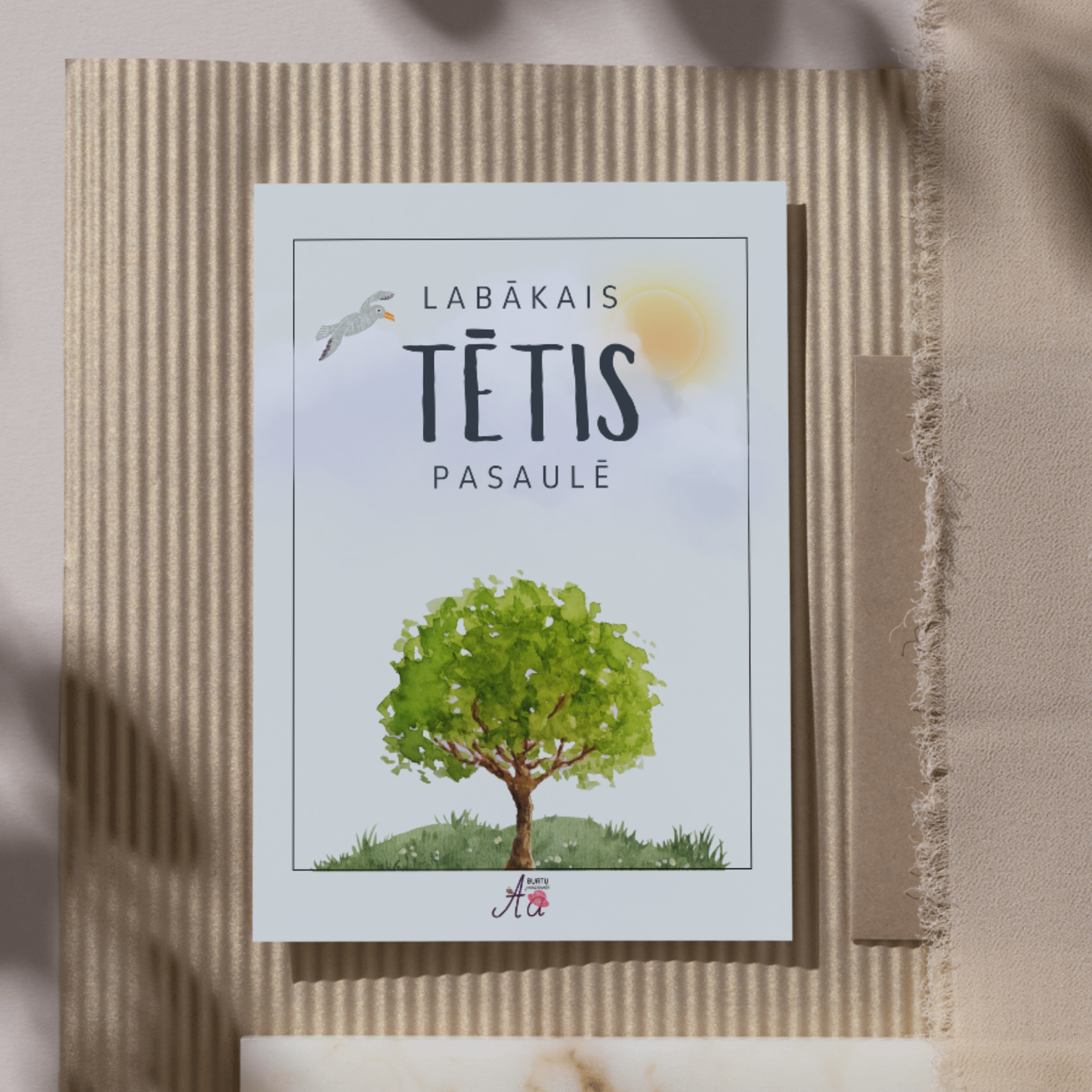 Sirsnīga un pārdomāta apsveikuma kartīte, kas radīta, lai iepriecinātu tēti īpašos brīžos.
